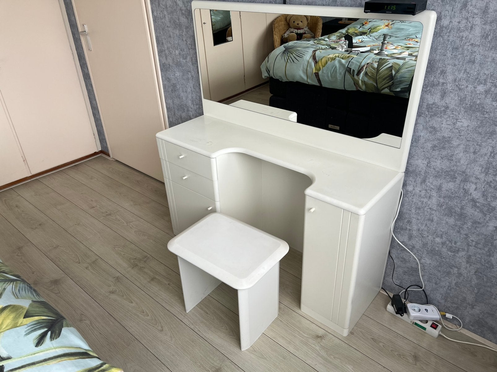 Gratis af te halen: Witte kaptafel met spiegel en krukje, Huis en Inrichting, Ophalen of Verzenden, Zo goed als nieuw, 50 tot 100 cm
