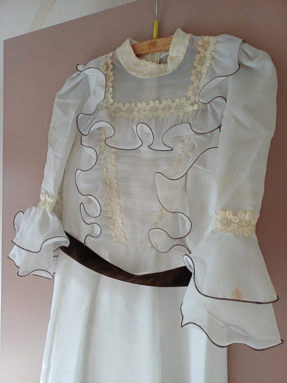 Vintage trouwjurk maat 42, bijna 49 jaar oud,  wat vlekken!, Kleding | Dames, Trouwkleding en Trouwaccessoires, Ophalen of Verzenden