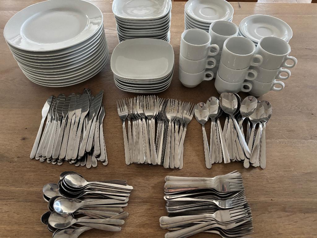 Partij servies en bestek, Huis en Inrichting, Keuken | Servies, Gebruikt, Compleet servies, Effen, Overige materialen, Ophalen
