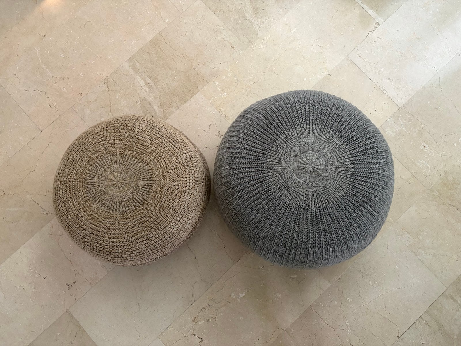 Set van 2 poefs: grijs en beige gebeid/geweven, Ophalen, Rond, Minder dan 50 cm, Zo goed als nieuw