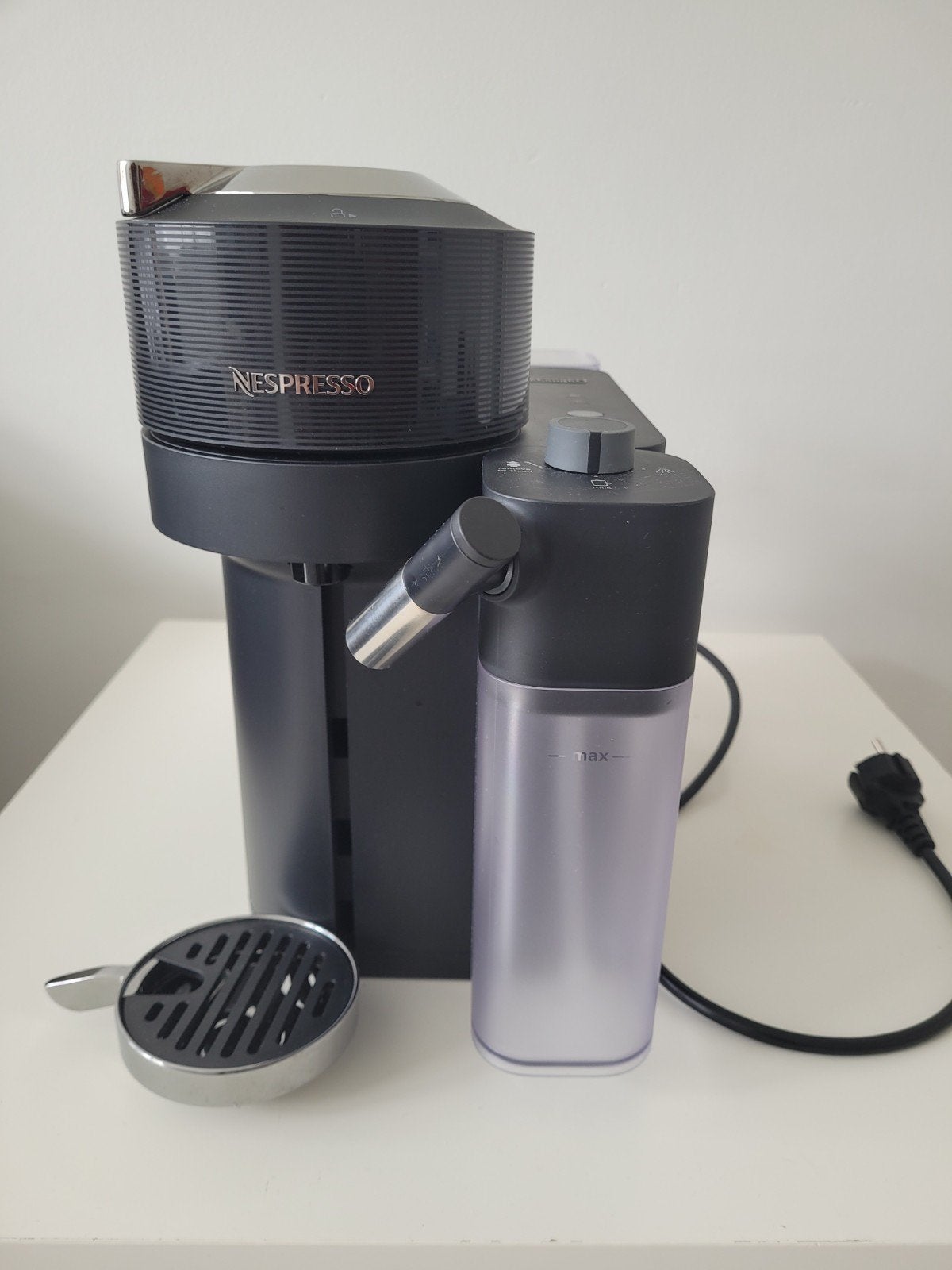 Nespresso Vertuo Lattissima DeLonghi, Witgoed en Apparatuur, Koffiezetapparaten, Ophalen, Zo goed als nieuw, Koffiemachine