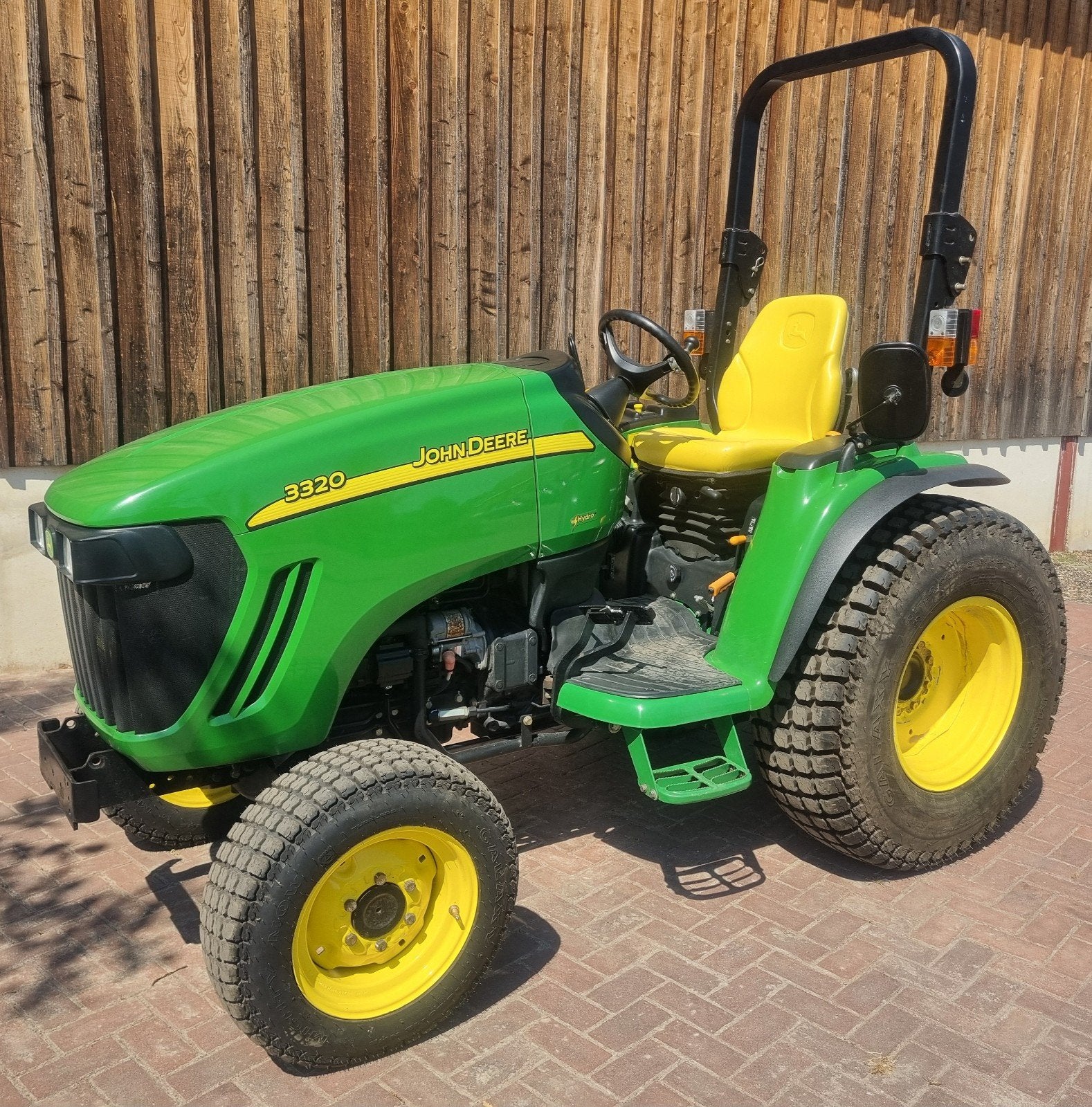 John Deere 3320  in nieuwstaat!, Zakelijke goederen, Agrarisch | Tractoren, Gebruikt, Tot 2500, Tot 80 Pk, Ophalen