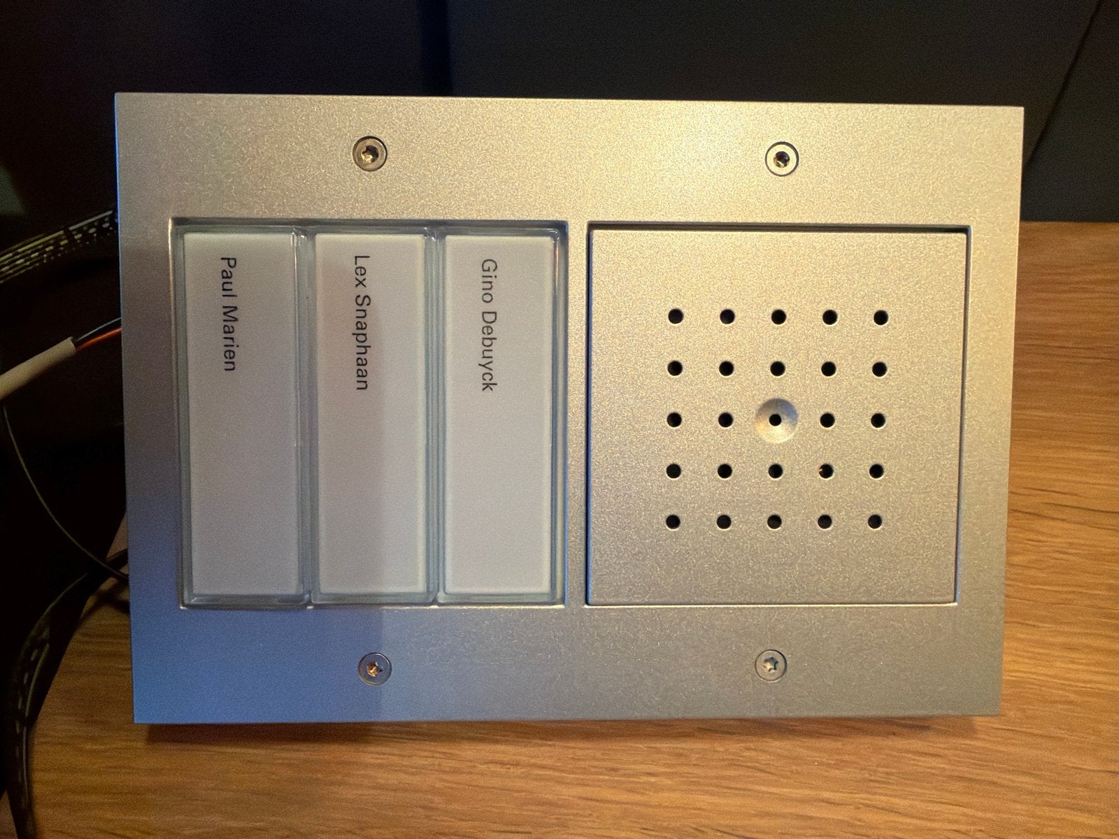 Buitenpost video intercom met 3 belknoppen, Ophalen of Verzenden, Bewegingsdetectiesensor, Zo goed als nieuw, Bedraad