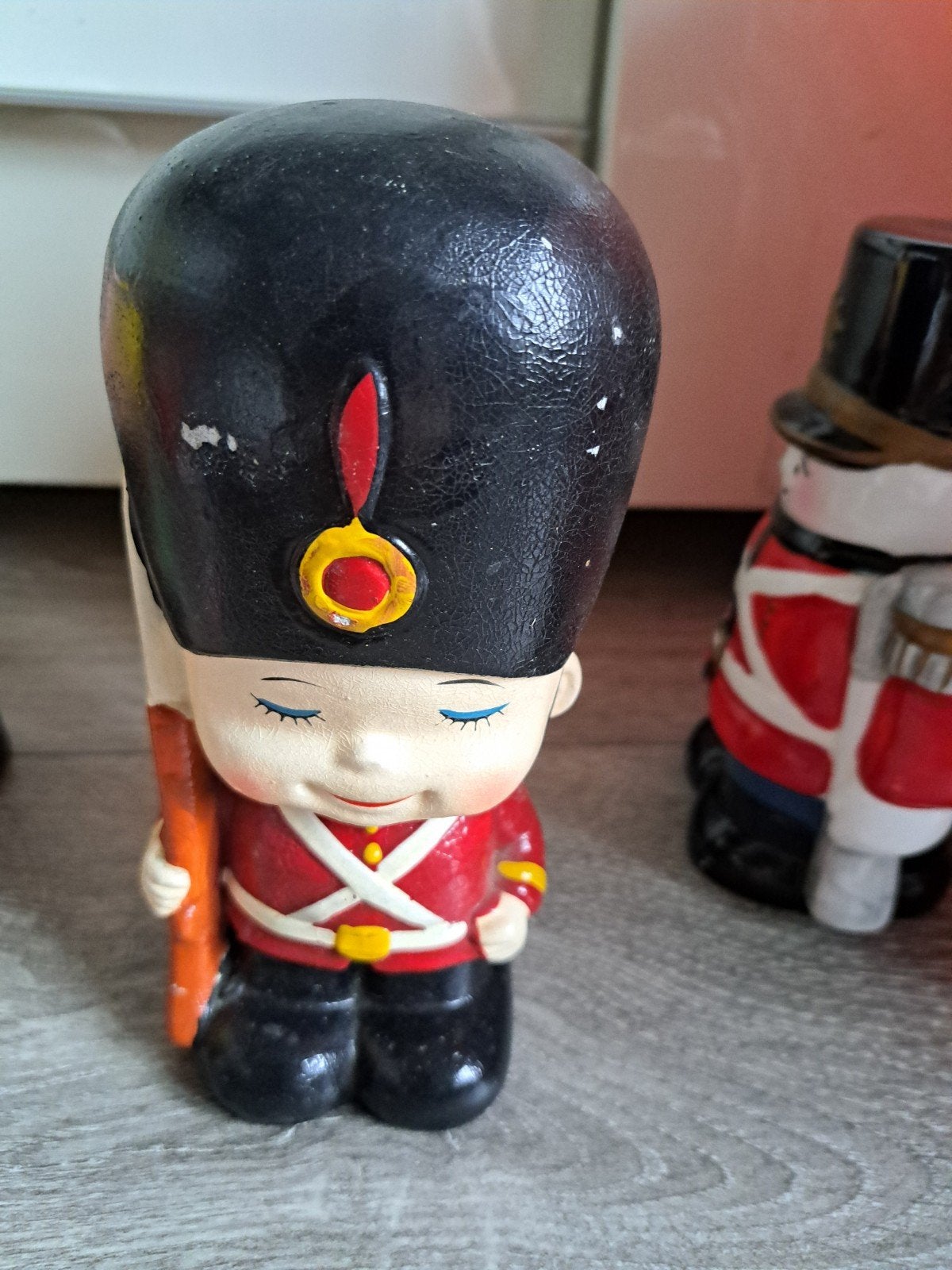 Spaarpot koninklijke wachter, Ophalen of Verzenden, Gebruikt, Steen, Aardewerk of Keramiek