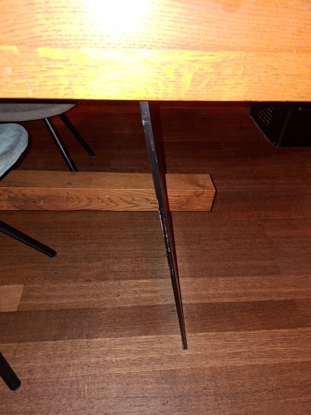 Foto 4 van Robuuste eettafel van eikenhout met metalen onderstel