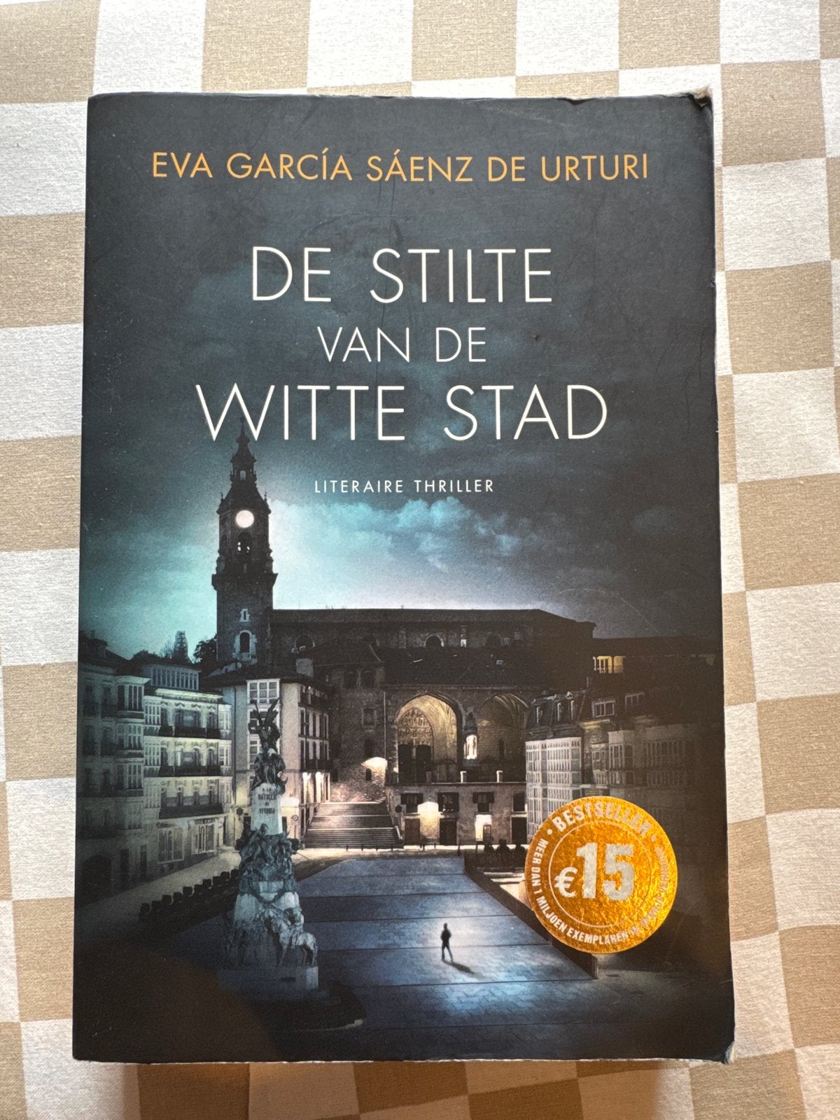 De Stilte van de Witte Stad - Eva García Sáenz de Urturi, Ophalen of Verzenden, Gelezen, Europa overig