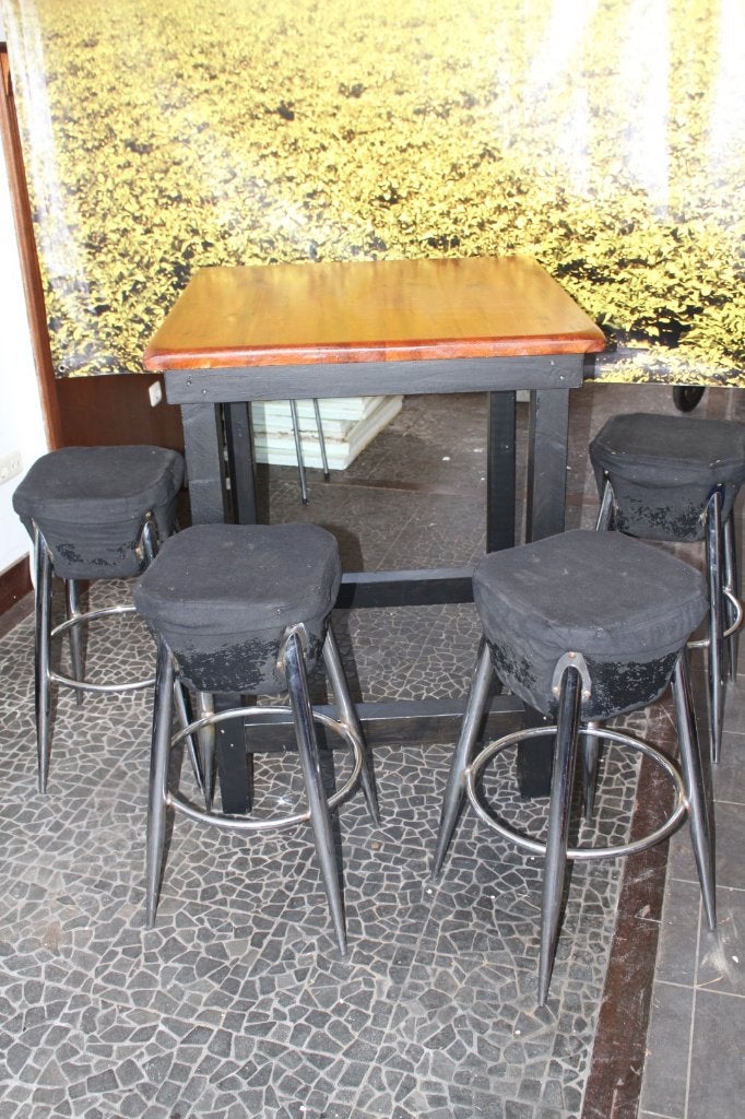 4 stevige barkrukken voor café of ontbijthoek, Huis en Inrichting, Ophalen, Gebruikt, Met voetsteun, 60 tot 90 cm