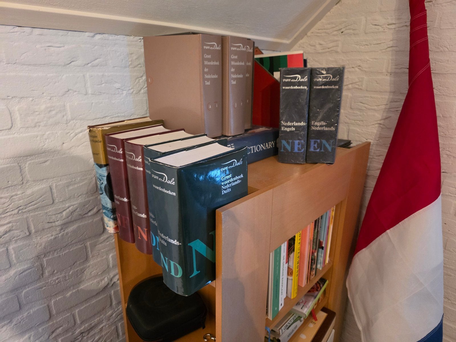 Drie dozen vol woordenboeken, Ophalen