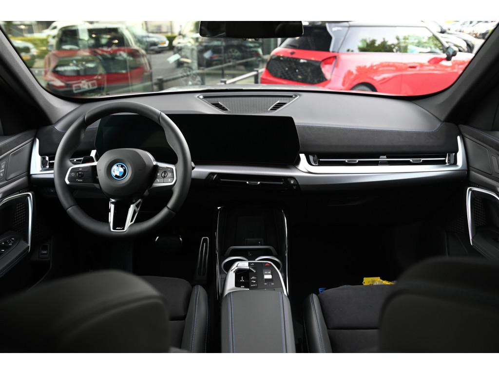 BMW iX1 eDrive20 M Sport / Panoramadak / Trekhaak / Sportsto, Auto's, BMW, Met garantie (alle), Origineel Nederlands, 204 pk, SUV of Terreinwagen