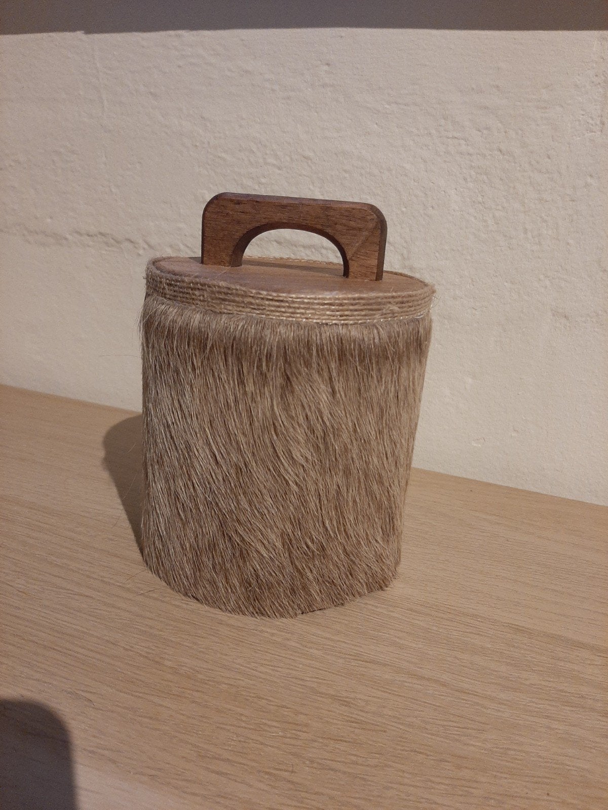 Decoratieve pot met koeienhuid en houten handvat, Huis en Inrichting, Nieuw, Ophalen of Verzenden, Landelijk, Natuurlijk materiaal