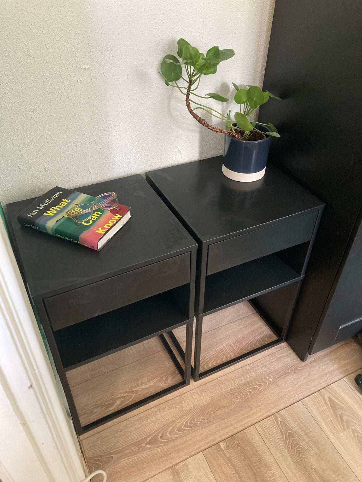 Set van 2 zwarte nachtkastjes IKEA Vikhammer, Huis en Inrichting, Ophalen, Gebruikt, Minder dan 45 cm, 55 tot 70 cm