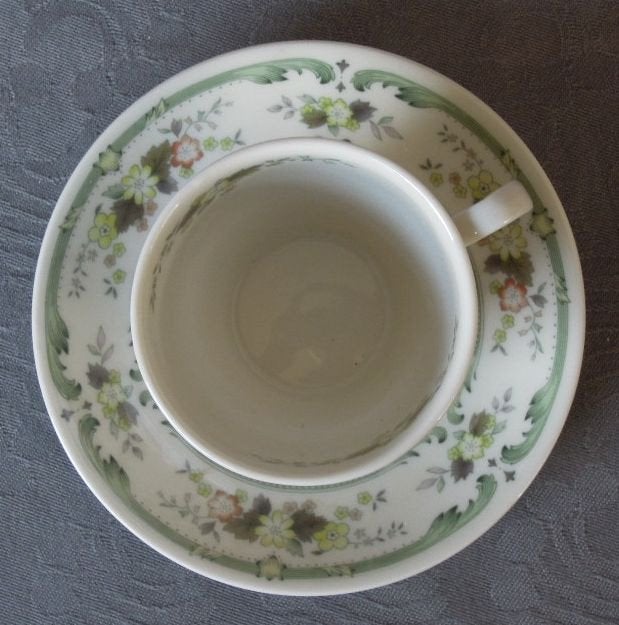 NR TT6: 7 Royal Doulton Provencal koffiekoppen met schotel, Ophalen of Verzenden