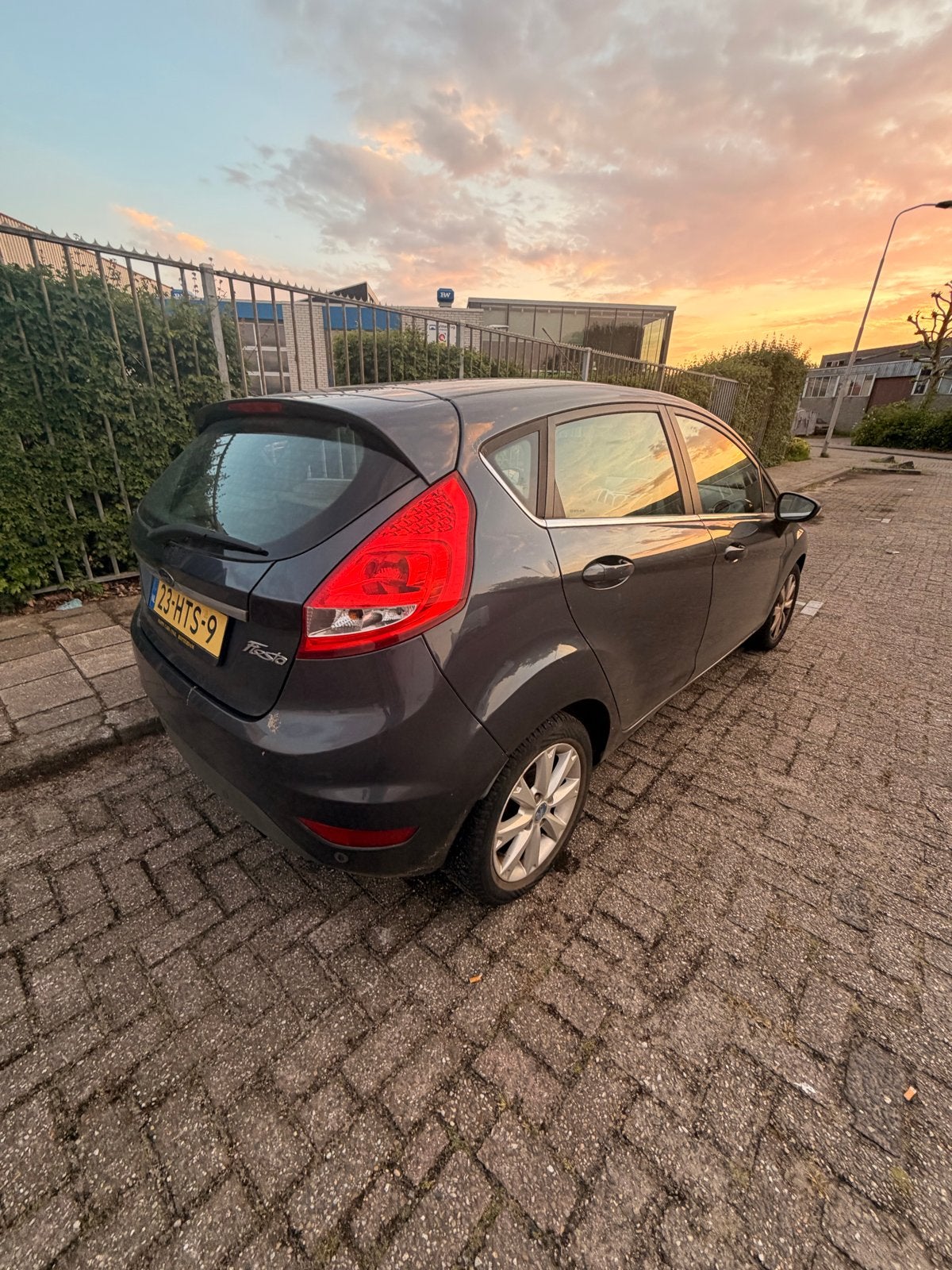 Ford Fiësta 1.25 60KW 5DR 2009 Grijs, Auto's, Ford, Voorwielaandrijving, Origineel Nederlands, 954 kg, Zilver of Grijs