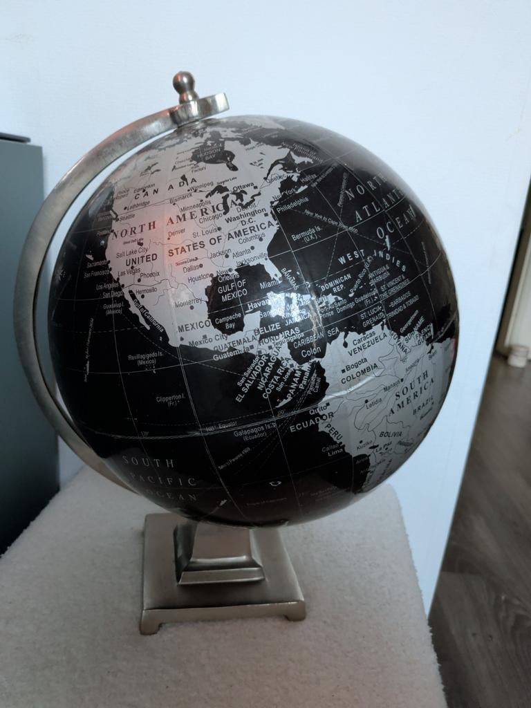 Stijlvolle Zwart-Zilveren Wereldbol Decoratie, Huis en Inrichting, Woonaccessoires | Wereldbollen, Ophalen of Verzenden, Zo goed als nieuw