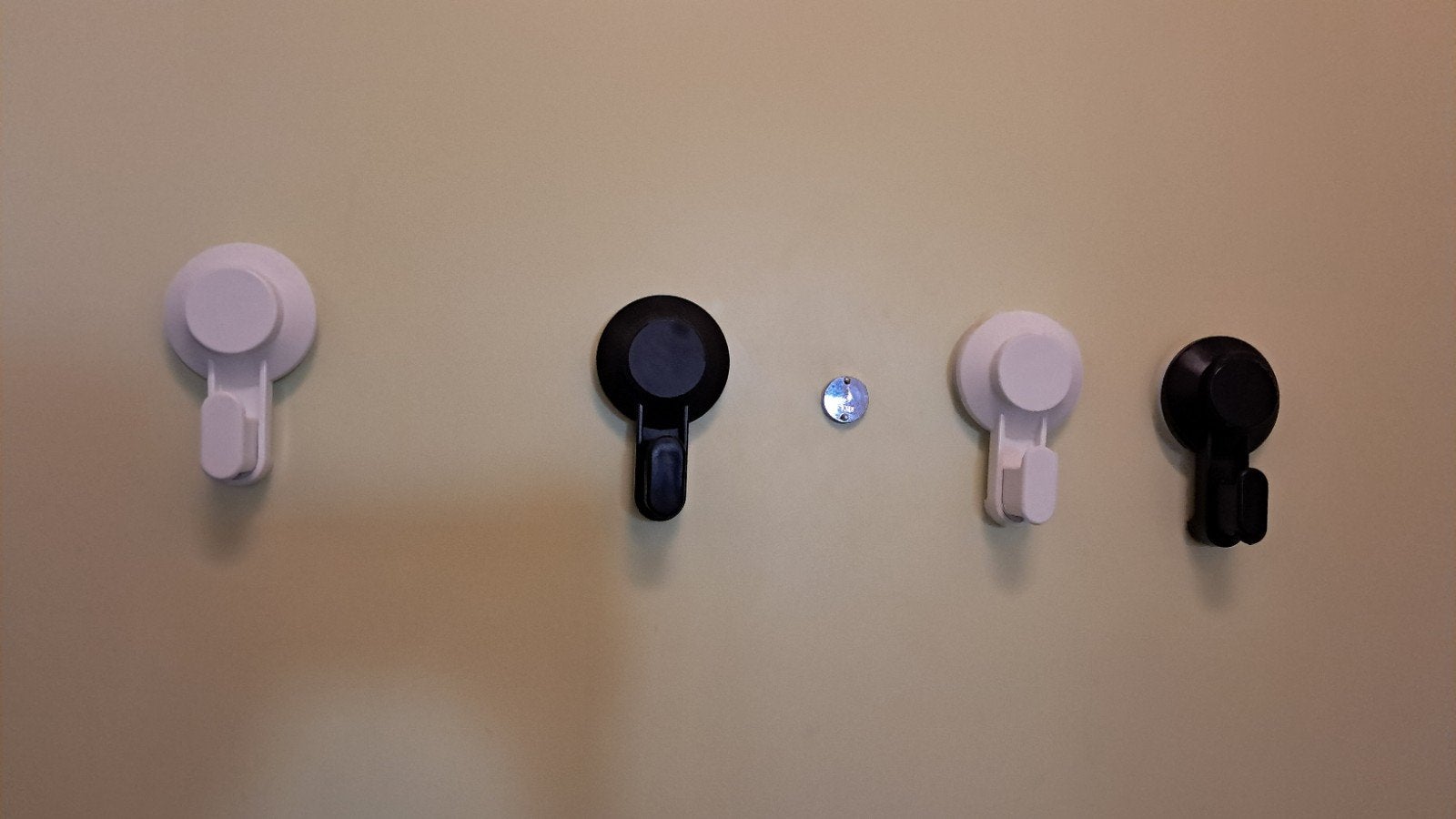 IKEA TISKEN Zuignaphaakjes - Set van 4 (Wit en Zwart), Ophalen, Zo goed als nieuw, Meerkleurig, Kunststof