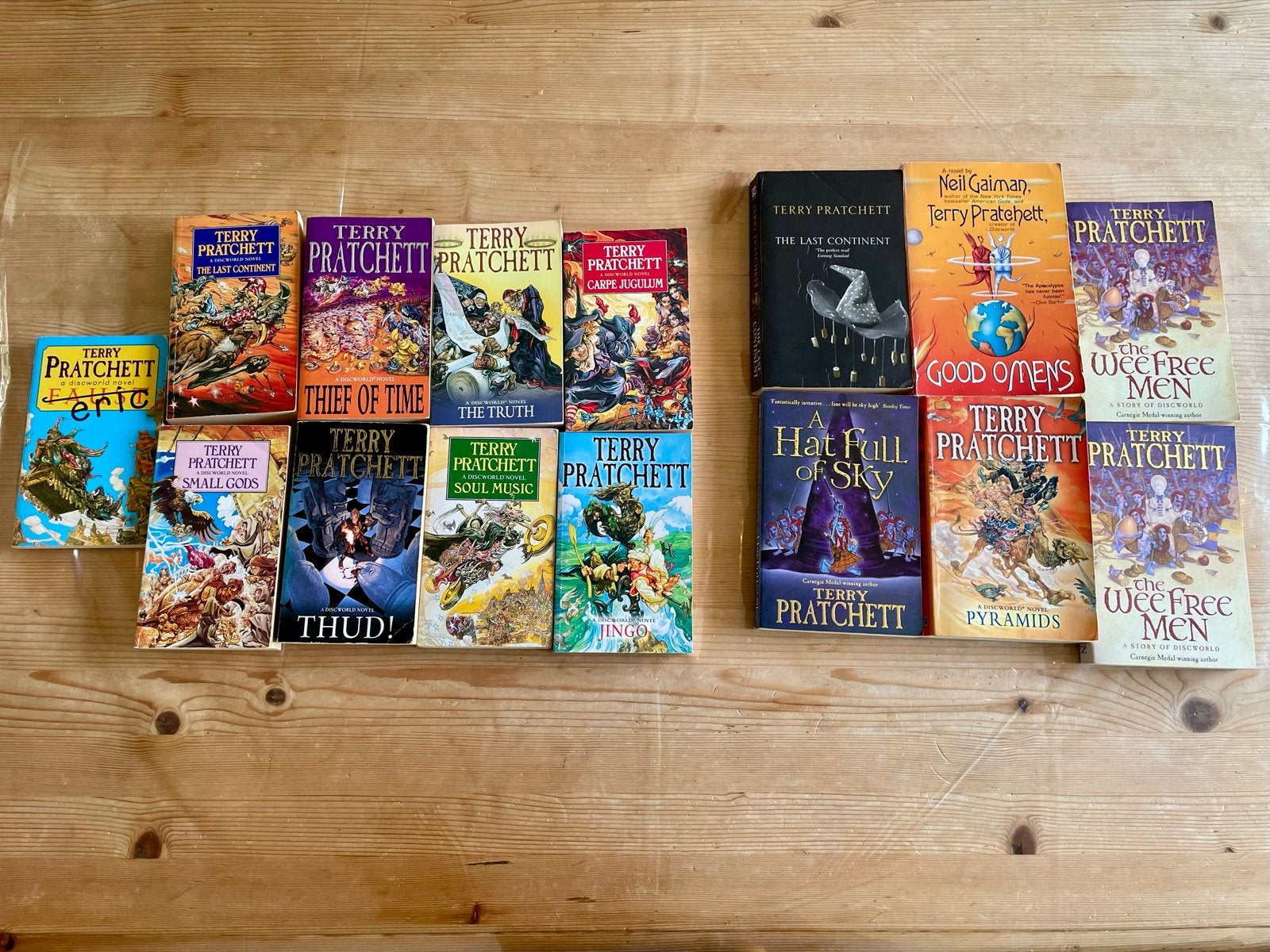 Terry Pratchett Discworld Paperbacks – 15 inc. Good Omens, Verzenden, Gelezen