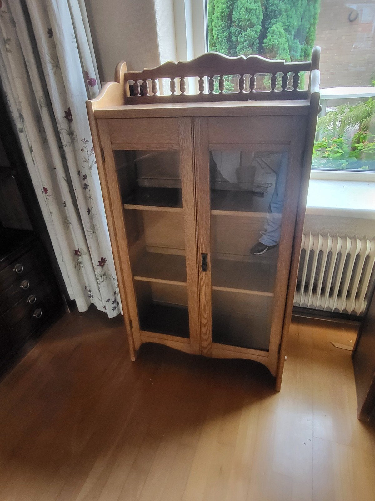 Antieke eikenhouten vitrinekast van S. Speelman Wz., Ophalen