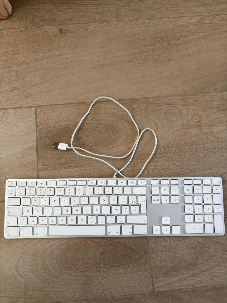 Apple AZERTY Toetsenbord (1 tot 4 stuks beschikbaar), Gebruikt, Azerty, Ophalen of Verzenden, Apple