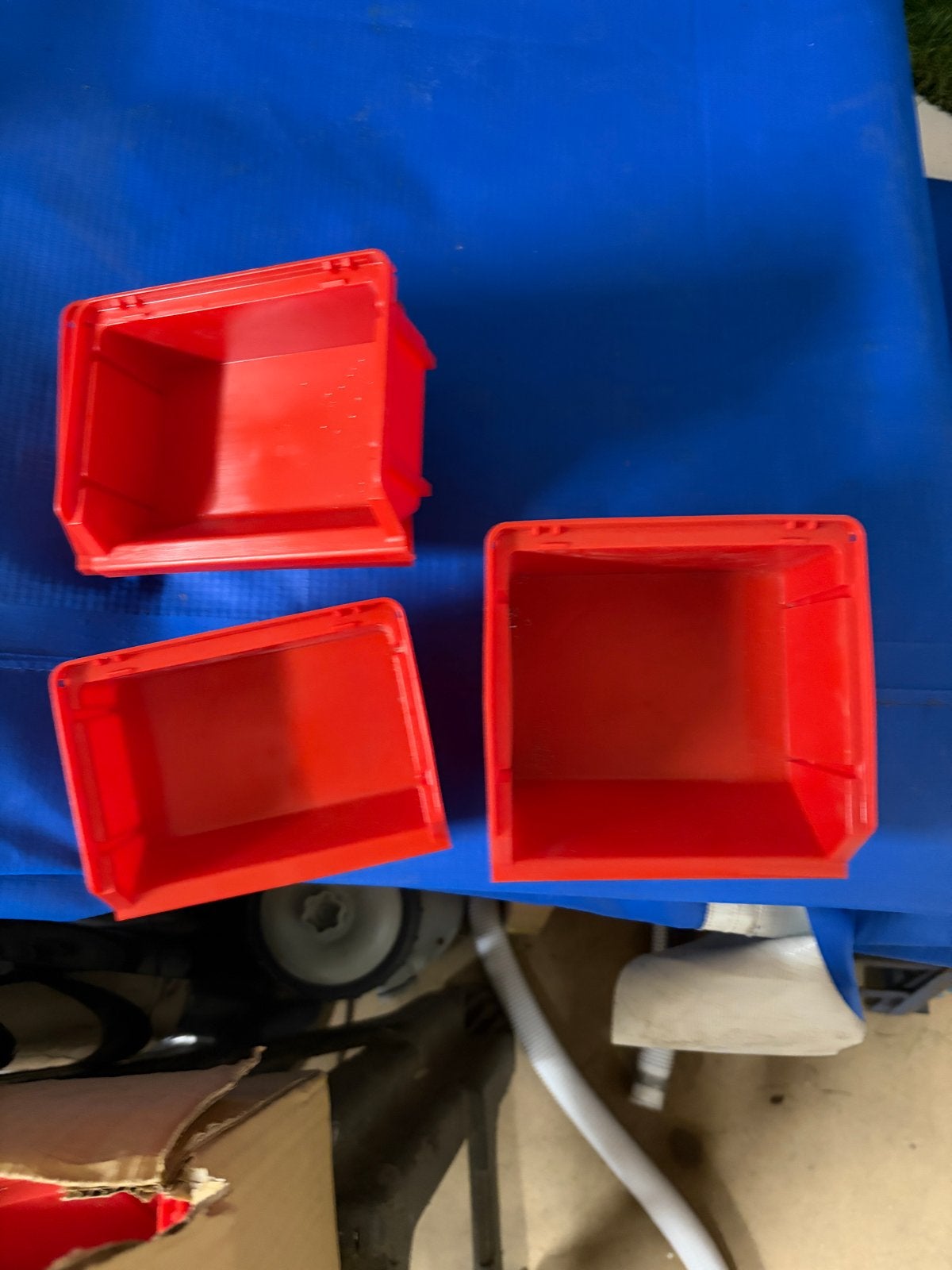 Doos met ongeveer 48 rode opbergbakjes, Gebruikt, Minder dan 50 cm, Ophalen of Verzenden, Minder dan 40 cm