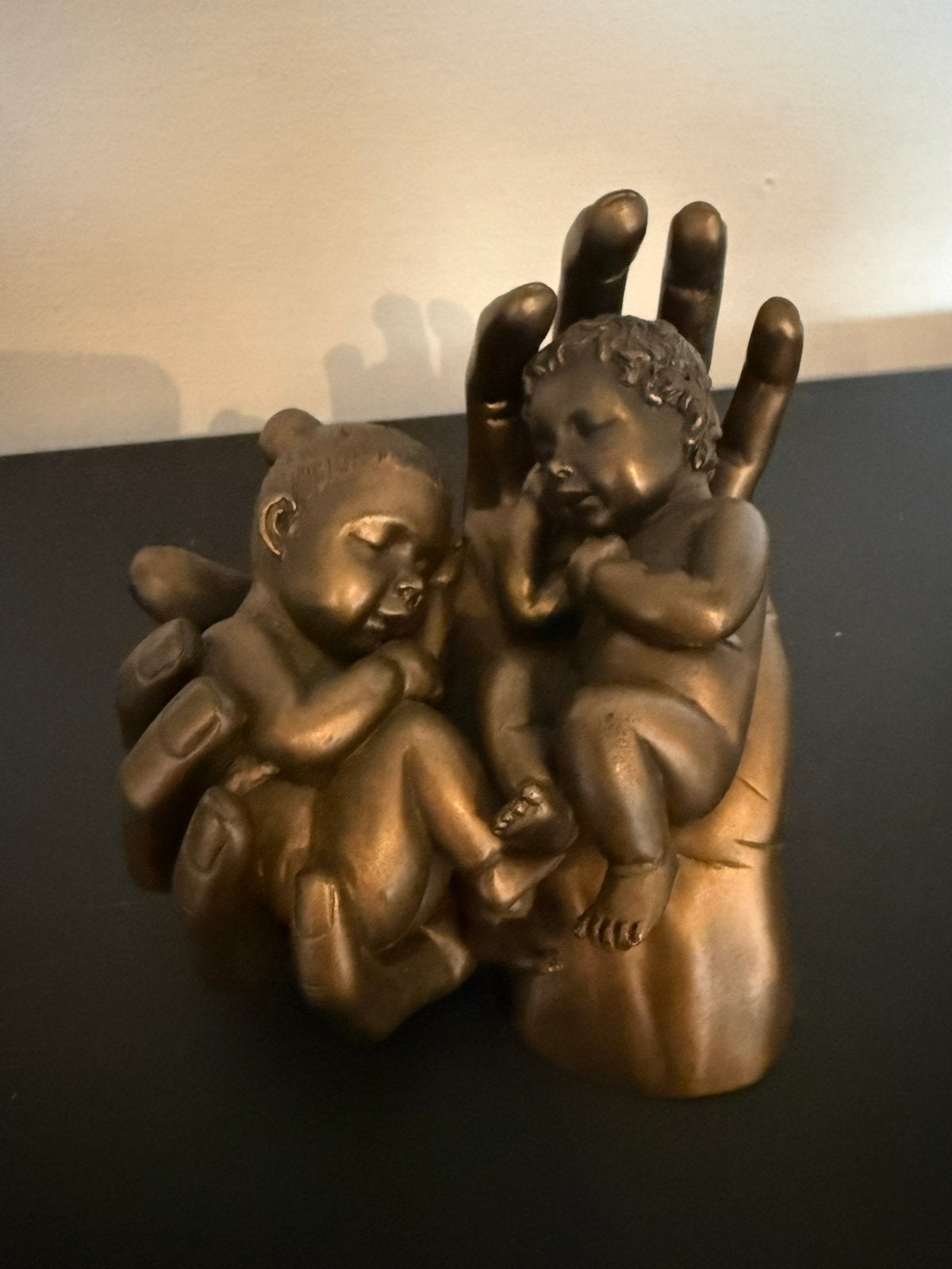 * Beeldje handen met baby’s *, Antiek en Kunst, Ophalen