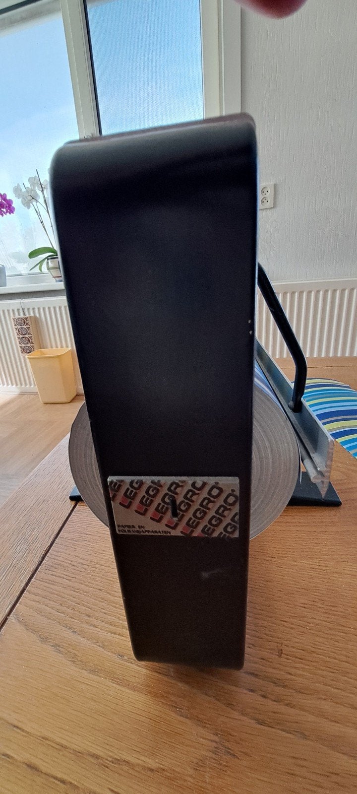 Cadeaupapierhouder van Legro, Ophalen