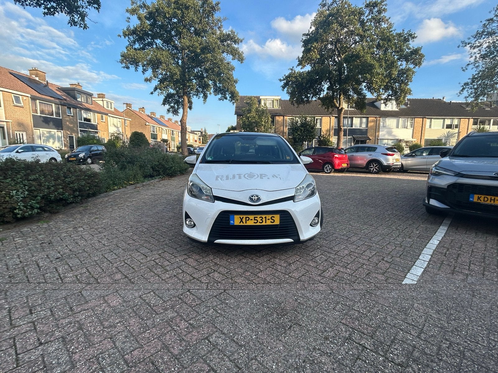 Toyota Yaris 1.5 Full Hybrid AUT 5DR 2013 apk 2027, Auto's, 74 pk, Zwart, 4 cilinders, 1070 kg