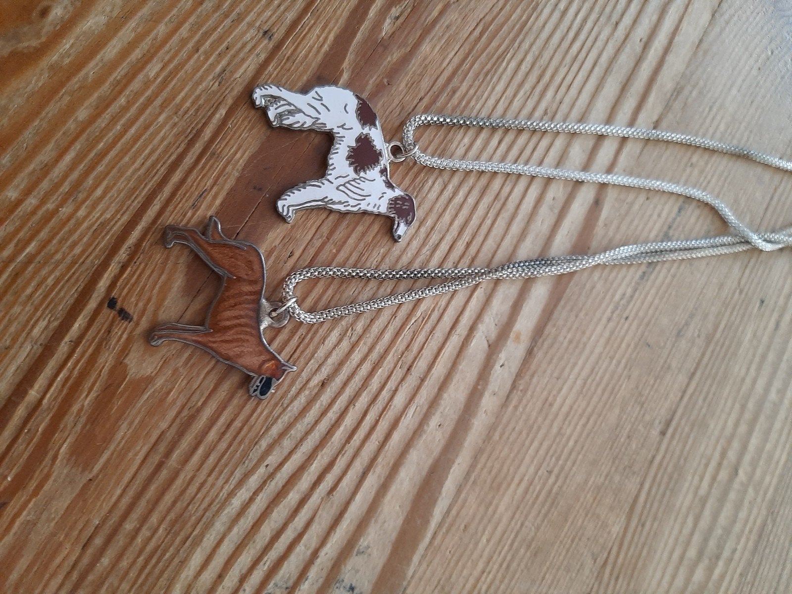 Halsketting met honden hanger - Set van 2, Gebruikt, Ophalen of Verzenden, Zilver, Overige materialen