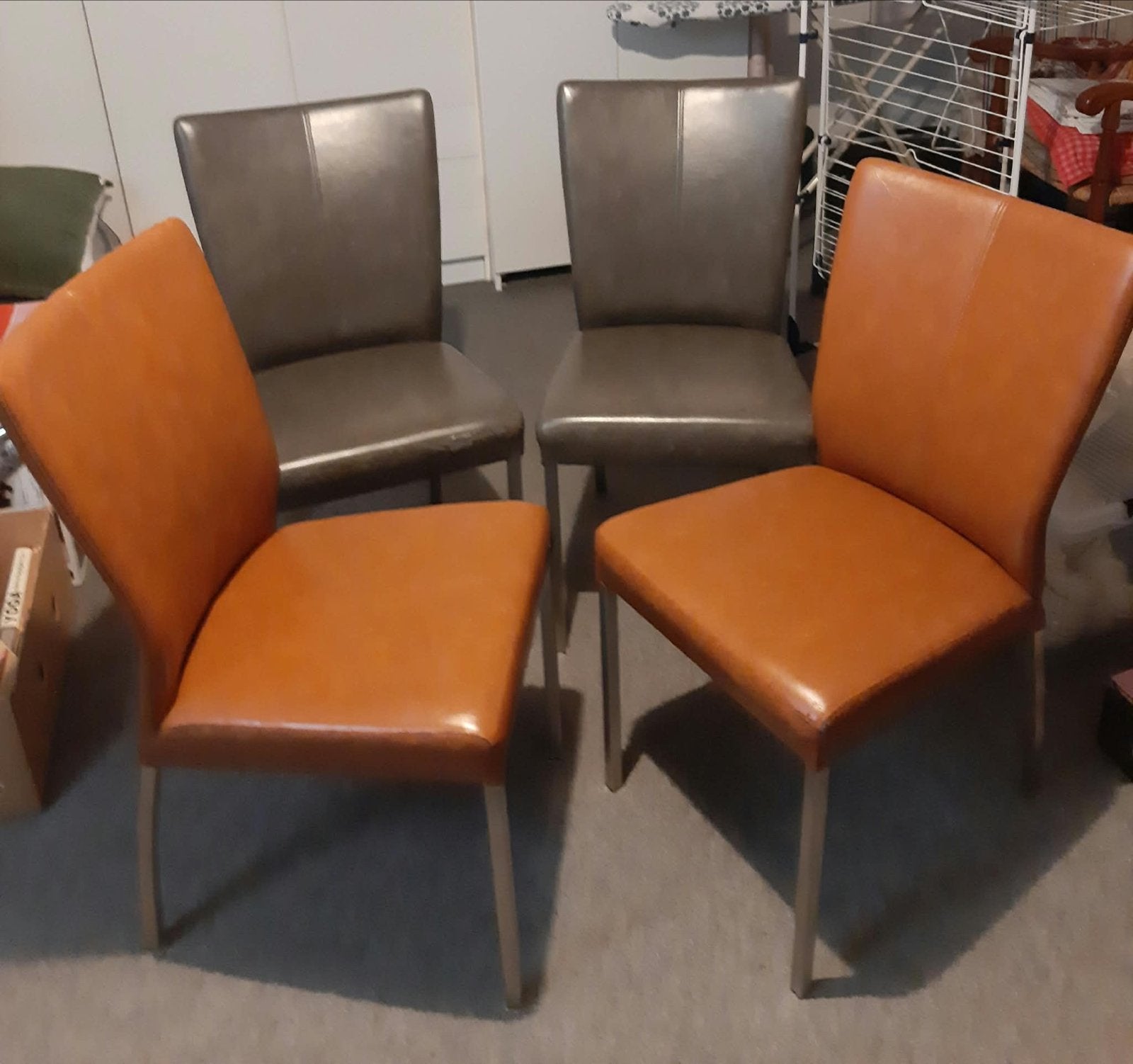 Set van 4 eetkamerstoelen - bruin en oranje kunstleer, Ophalen, Kunststof, Gebruikt, Bruin