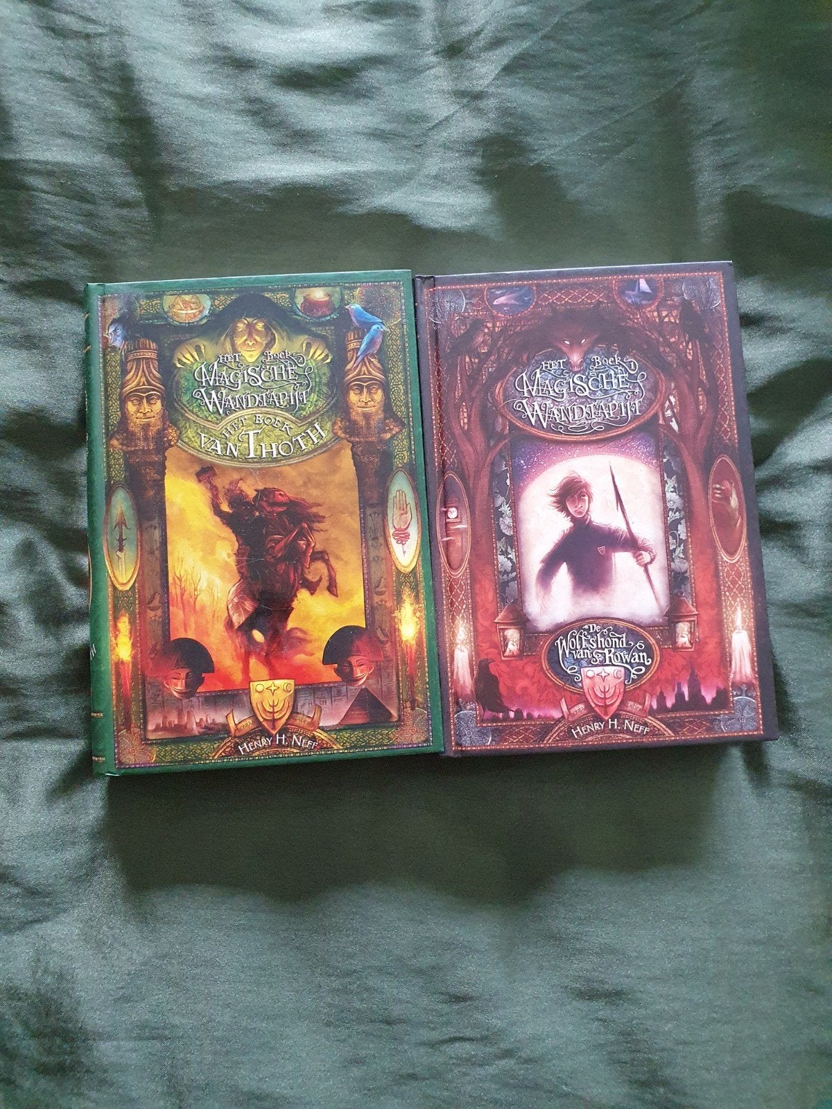De Magische Wandtapijten: Het Boek van Thoth & De Wolfshond, Ophalen of Verzenden, Zo goed als nieuw