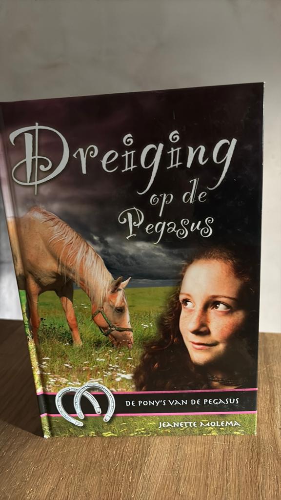Jeanette Molema - Dreiging op de Pegasus Deel 5 De pony’s, Ophalen of Verzenden, Zo goed als nieuw, Jeanette Molema