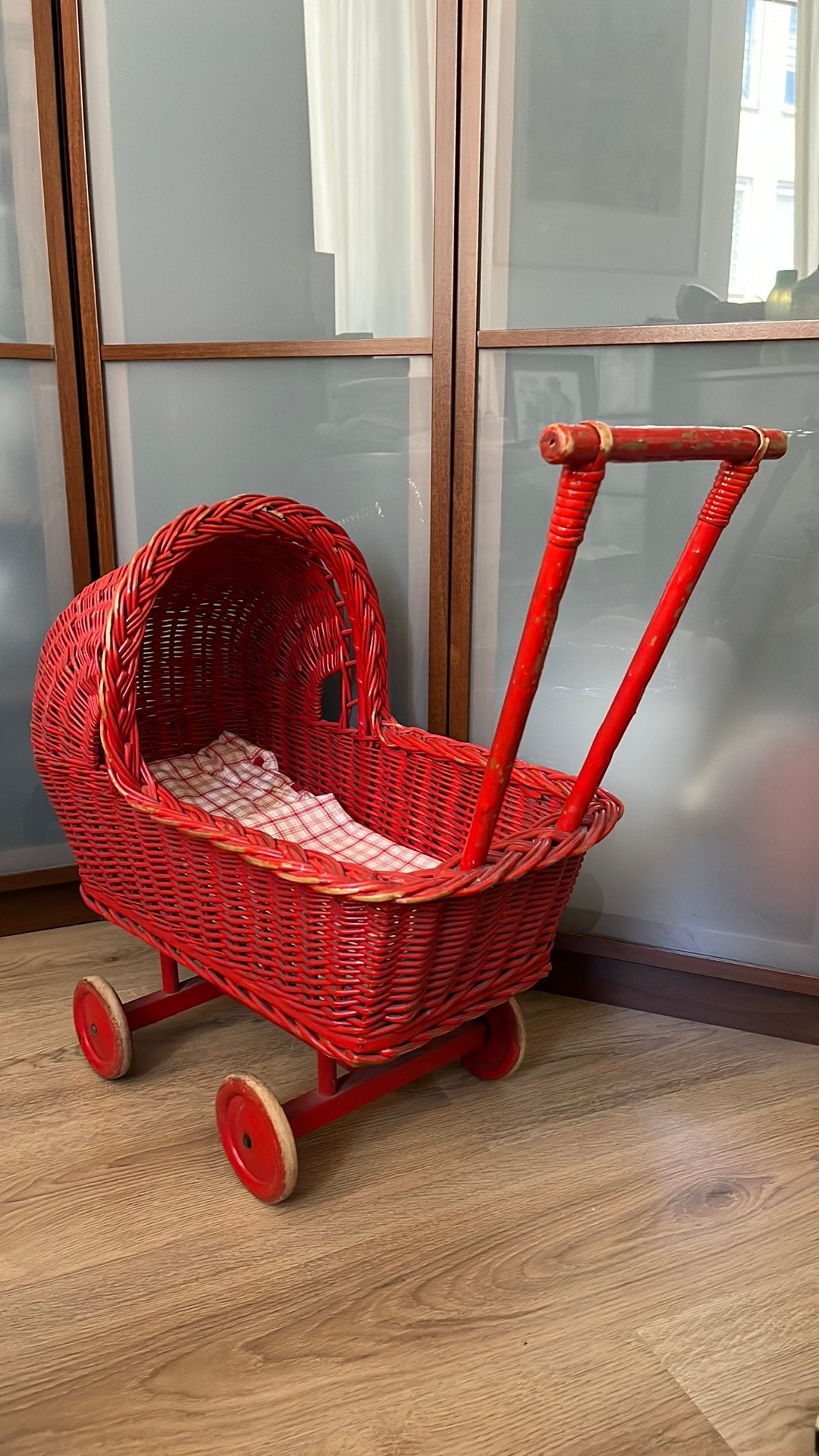 Vintage rode poppenwagen van riet, Ophalen, Gebruikt, Babypop
