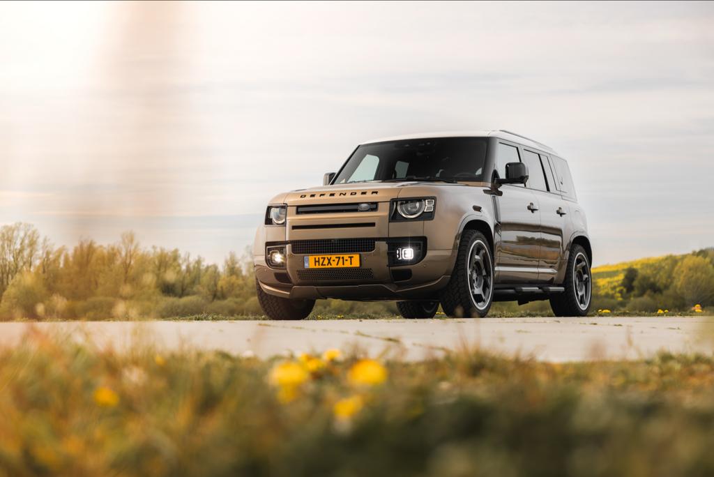 Defender P300e Heritage Customs uitvoering, Auto's, Land Rover, Automaat, Zwart, 3000 kg, Land Rover Select Edition