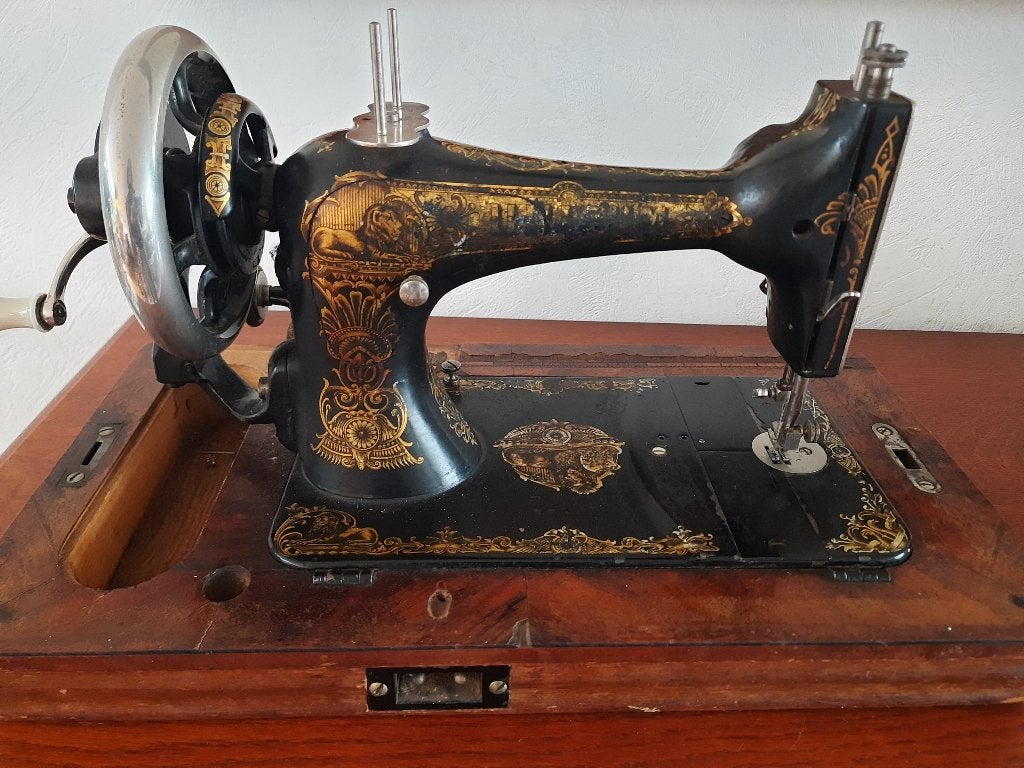 Antieke handnaaimachine van Unicum in houten org. koffer, Ophalen