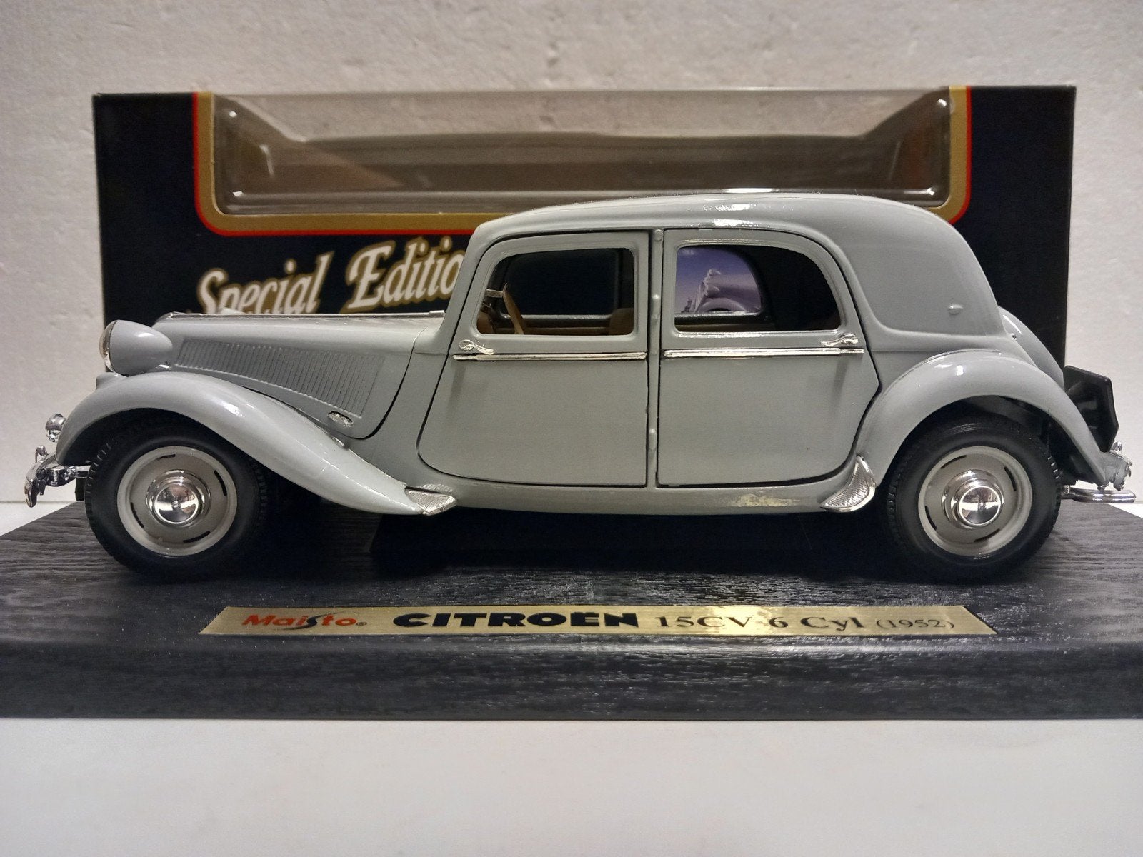 Citroen 15 CV 6cyl Traction light grey 1952 Maisto 1:18 KRD, Hobby en Vrije tijd, Modelauto's | 1:18, Ophalen of Verzenden, Zo goed als nieuw