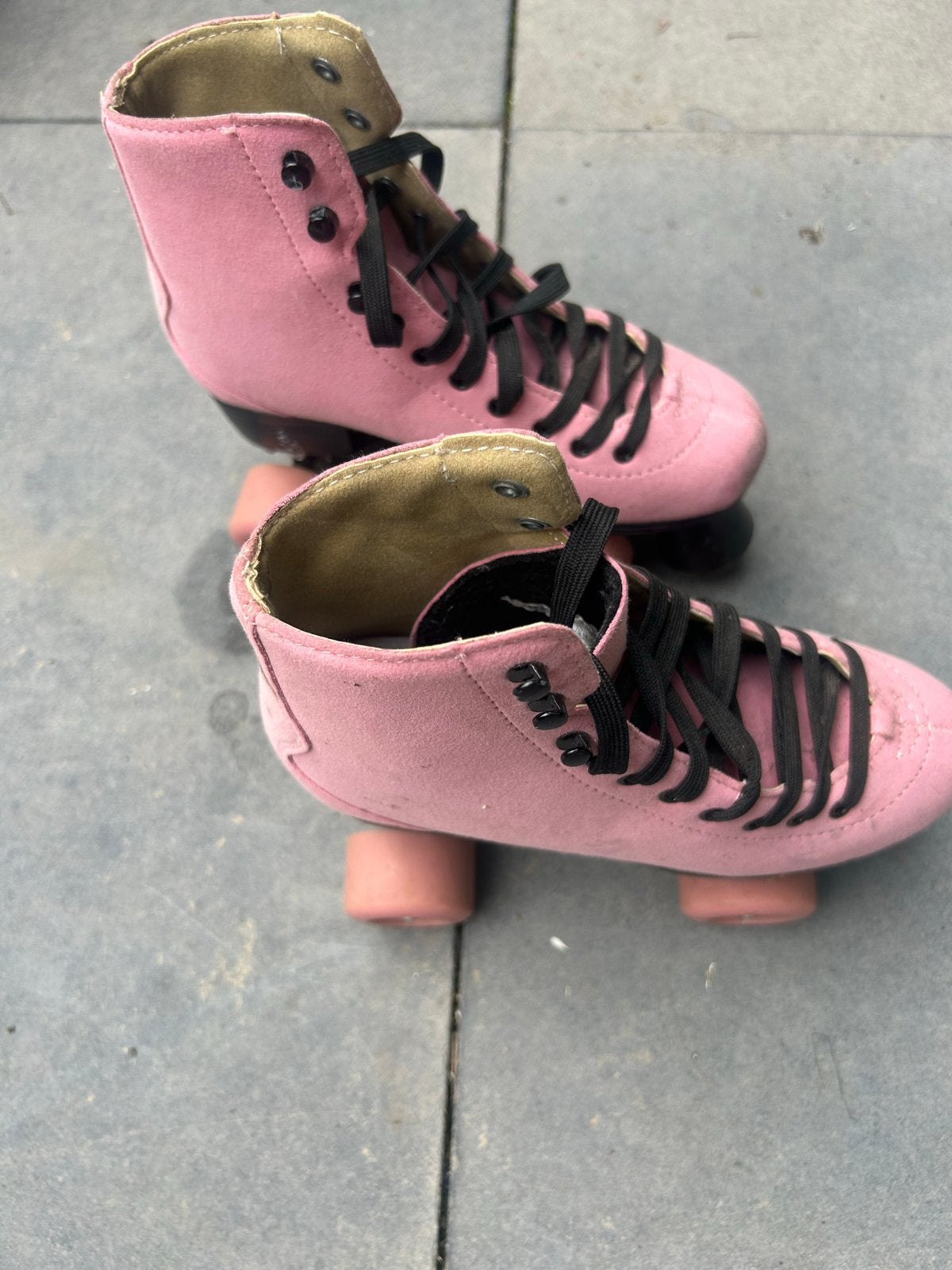 Roces roze suede-achtige rolschaatsen maat 35, Ophalen of Verzenden, Gebruikt, Kinderen