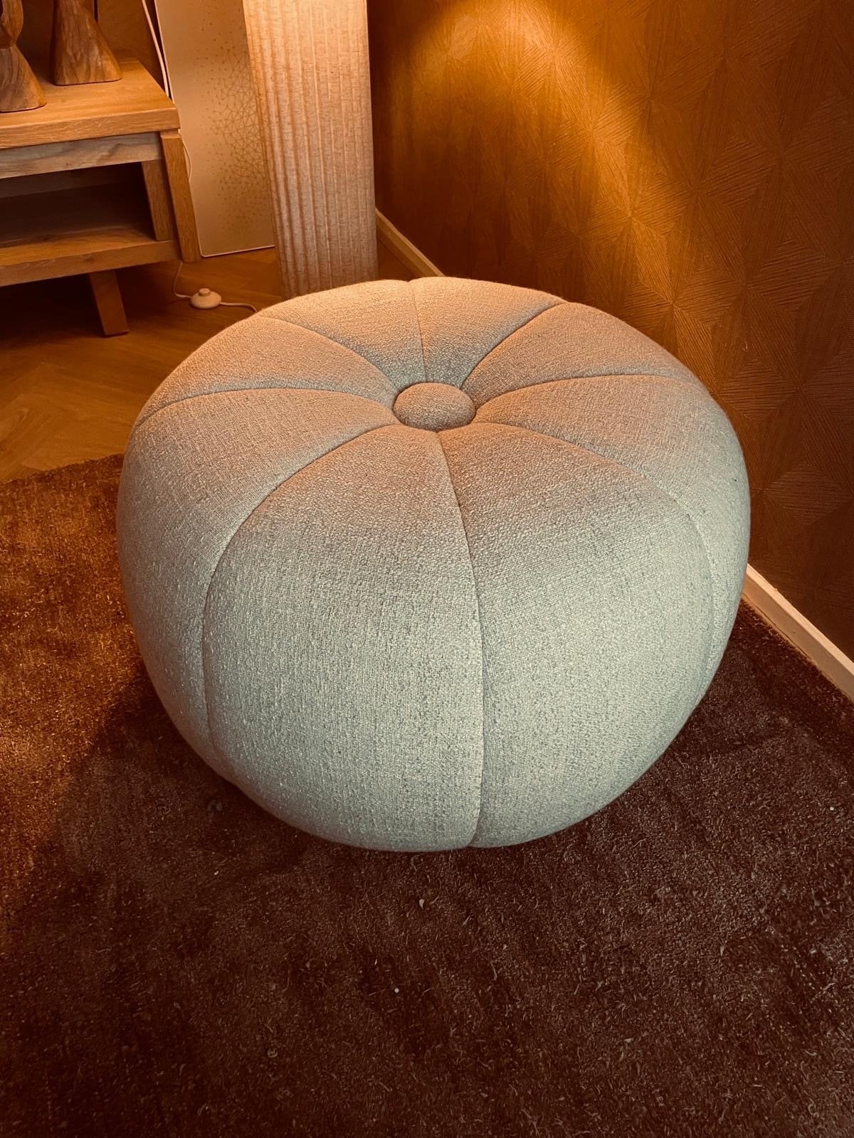 Riviera Maison bouclé poef - Beige - Nieuwstaat, Ophalen of Verzenden, Zo goed als nieuw, Rond, Stof
