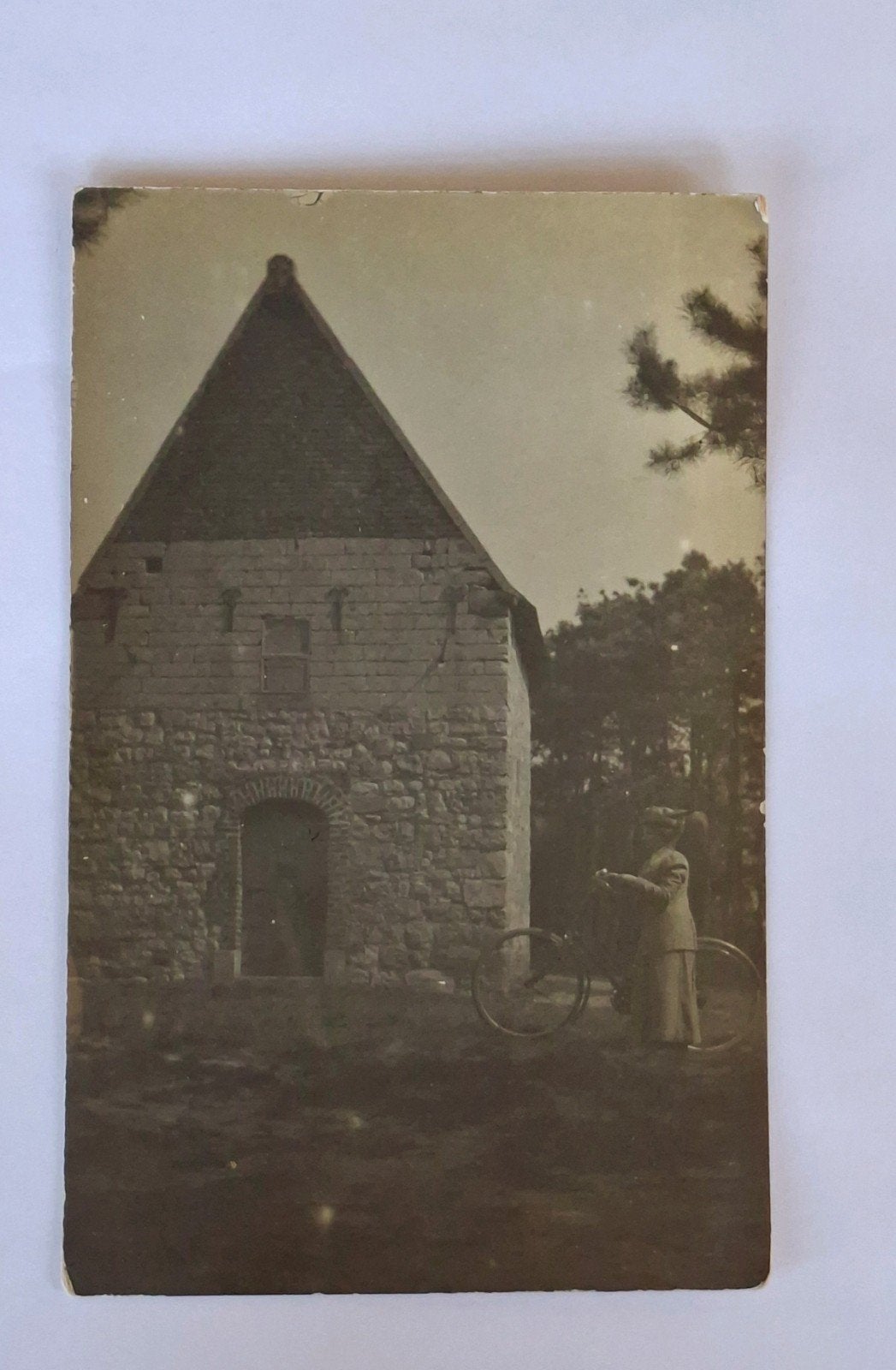 Fotokaart- gebouw- vrouw- fiets- C. Hennequin- Amsterdam, Ophalen of Verzenden, Voor 1940, Overige onderwerpen, Foto