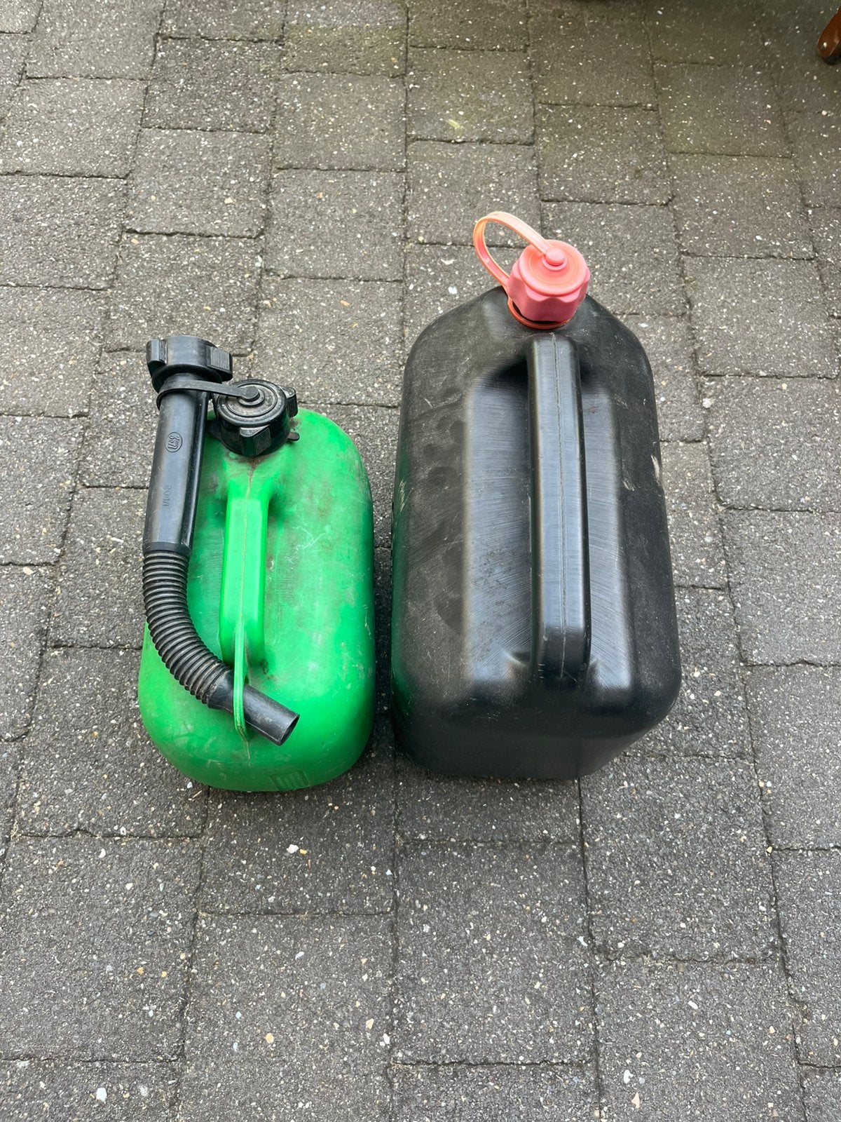 2 jerrycans; 5 en 10 liter, Ophalen of Verzenden, Gebruikt