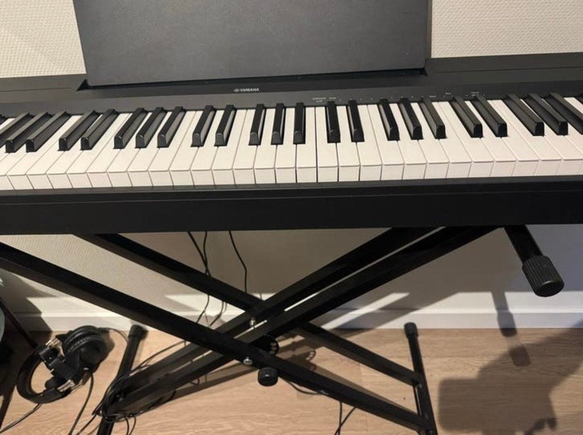 Yamaha P-145B + standaard, Muziek en Instrumenten, Piano's, Ophalen, Zwart, Digitaal, Zo goed als nieuw