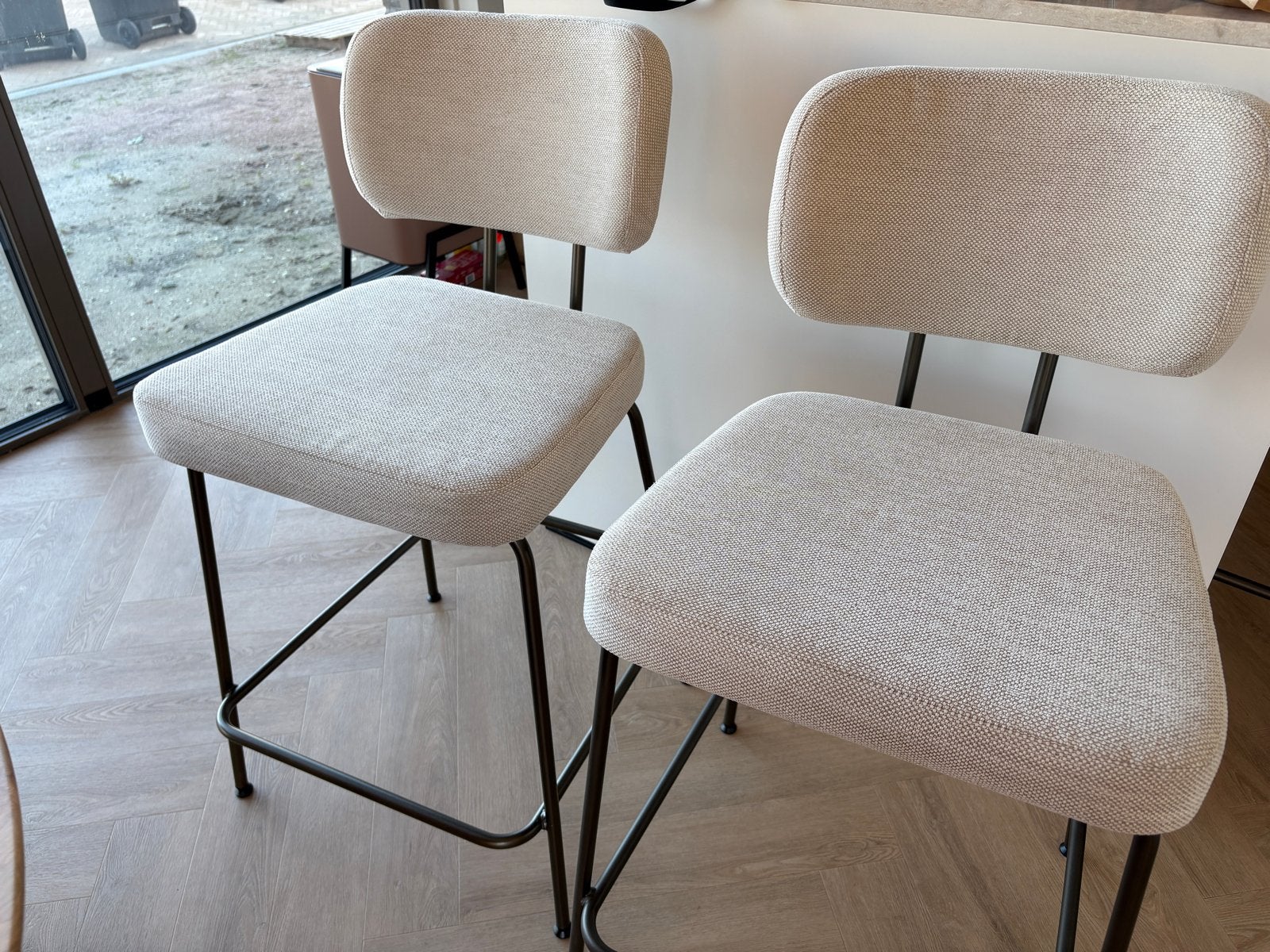 Set van 2 Dyyk Ted barkrukken 65cm - Anodic Brown/Naturel, Huis en Inrichting, Ophalen, Met voetsteun, 60 tot 90 cm, Zo goed als nieuw