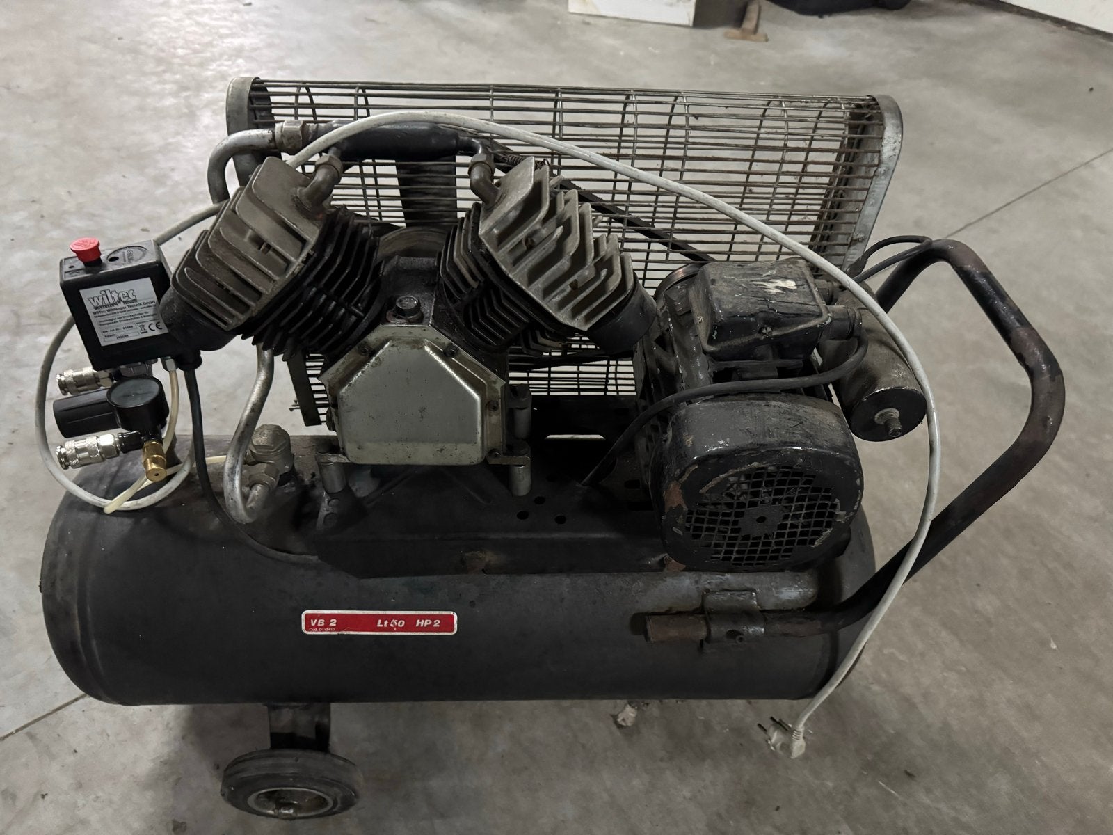 Compressor met 50 liter tank, Doe-het-zelf en Verbouw, 25 tot 100 liter, Ophalen, Gebruikt, Mobiel
