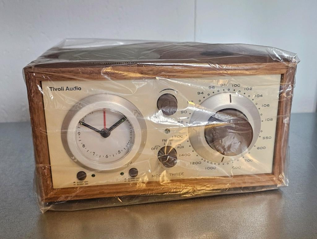 Tivoli Audio Model 3 FM/AM klok/wekker radio in walnoot, Ophalen of Verzenden, Zo goed als nieuw, Radio