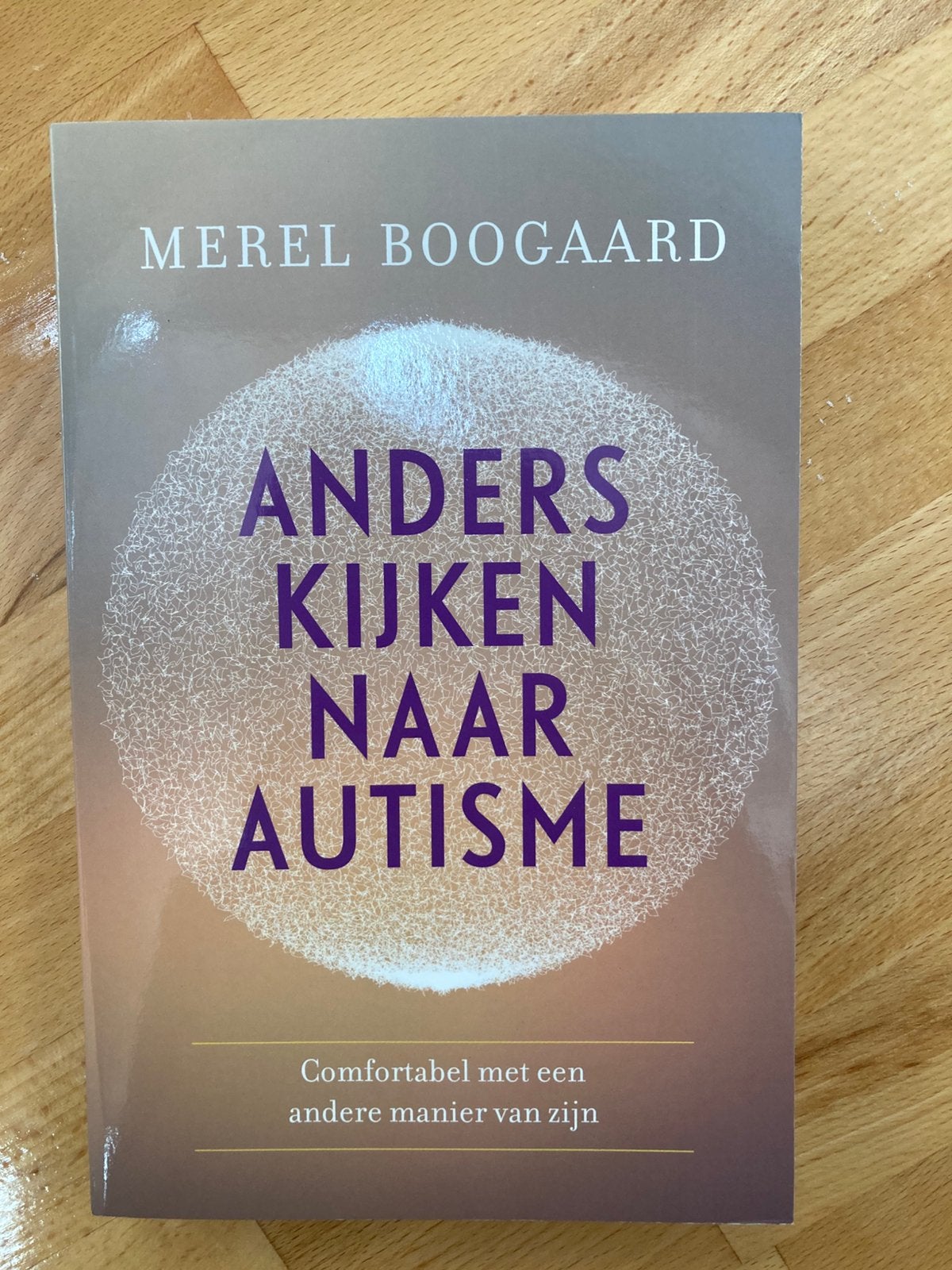 boek: ‘Anders kijken naar autisme’ - Merel Boogaard, Ophalen, Zo goed als nieuw, Merel Boogaard