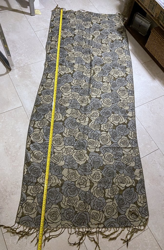 sjaal / stola rozenprint zachte stof, goede kwaliteit 180x80, Kleding | Dames, Ophalen of Verzenden, Zo goed als nieuw, Maat 46/48 (XL) of groter