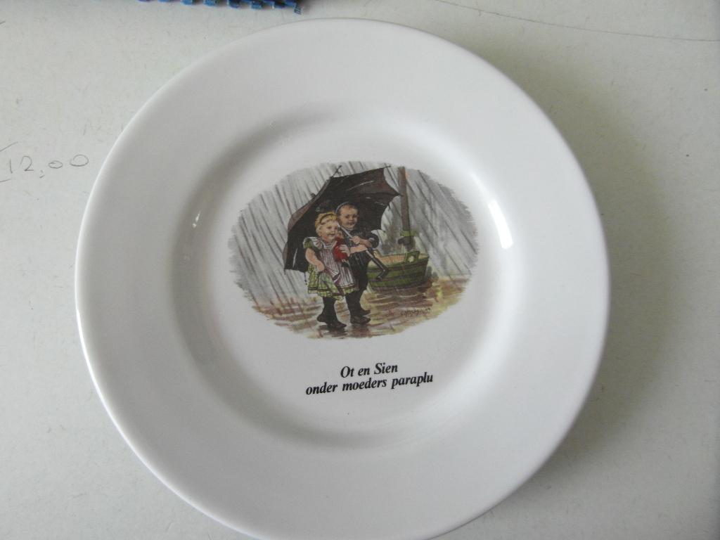 Bord Ot & Sien onder moeders paraplu, Ophalen of Verzenden, Porselein, Overige stijlen, Bord(en)