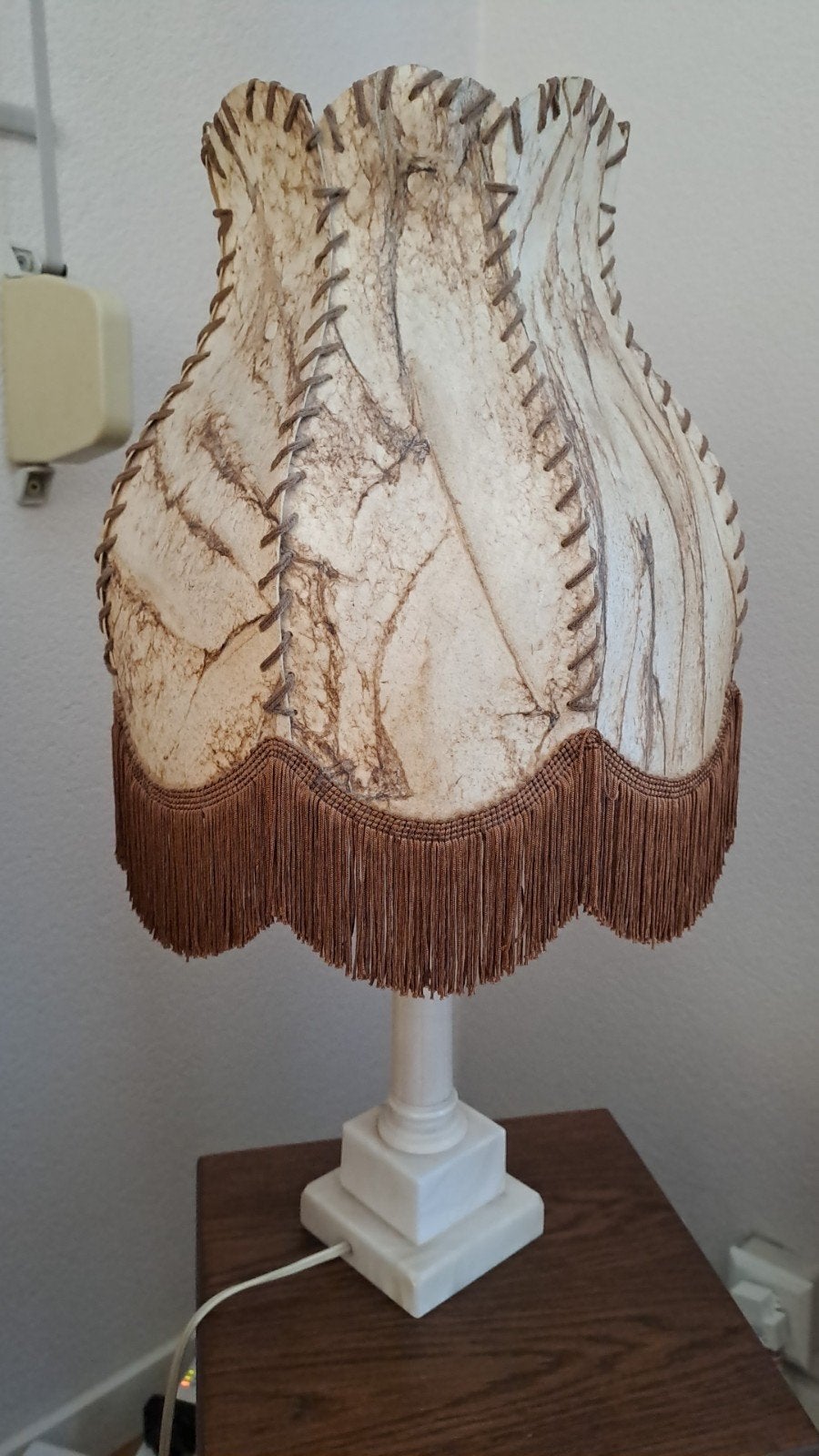 Vintage tafellamp met marmeren voet en franjes, Gebruikt, Vintage, Met kap, Schemerlamp