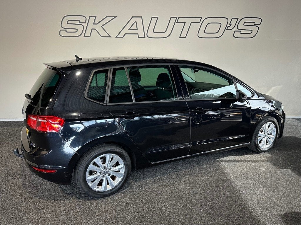 Volkswagen GOLF 1.0 TSI CON. SERIES l NAP l TREKHAAK l CAMER, Auto's, Gebruikt, Euro 6, Met garantie (alle), Zwart