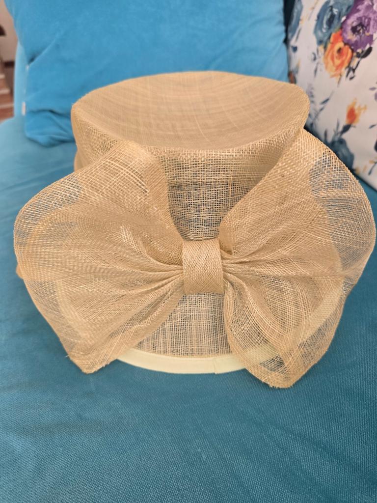 Elegante beige hoed met strik - Perfect voor speciale gelege, Kleding | Dames, Hoeden en Petten, Ophalen, Zo goed als nieuw, One size fits all