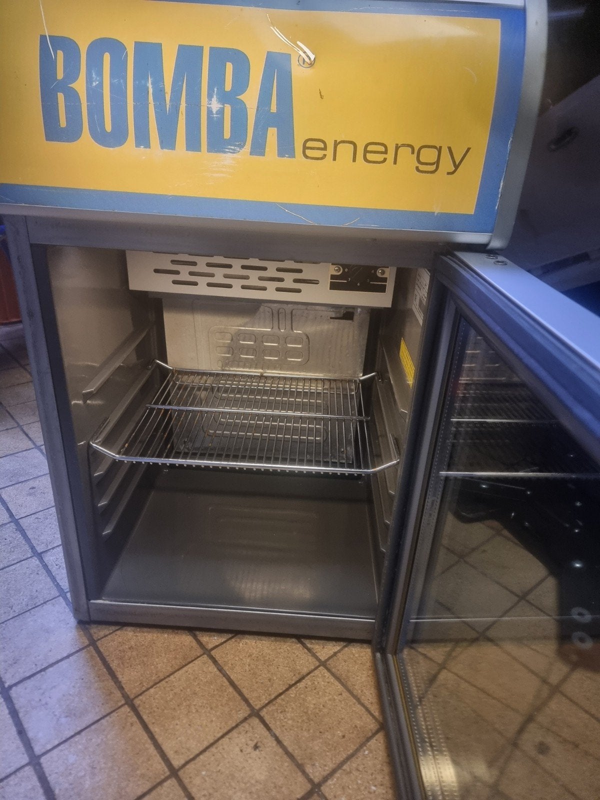 Bomba Energy minibar koelkast - compact en stijlvol, Witgoed en Apparatuur, Ophalen, Zonder vriesvak, Gebruikt, Minder dan 85 cm