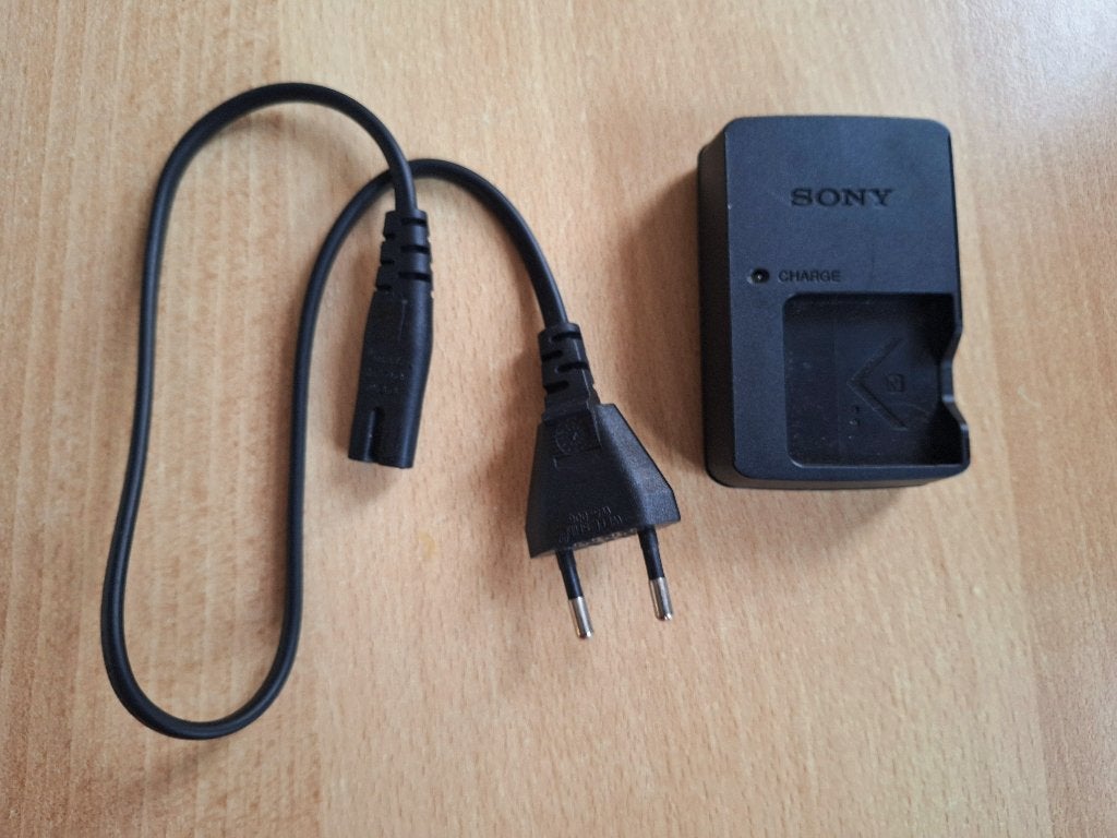 Sony BC-CSNB Oplader voor NP-BN en NP-BN1 + stroomkabel, Audio, Tv en Foto, Sony, Acculader, Sony, Zo goed als nieuw